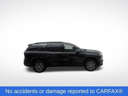 Used 2025 Chevrolet Traverse LT FWD image 2