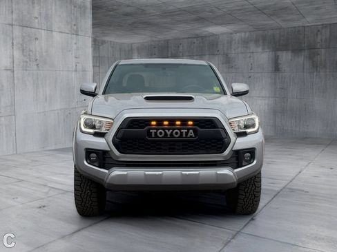 Used 2017 Toyota Tacoma TRD Sport w/ Tow Package RWD image 9
