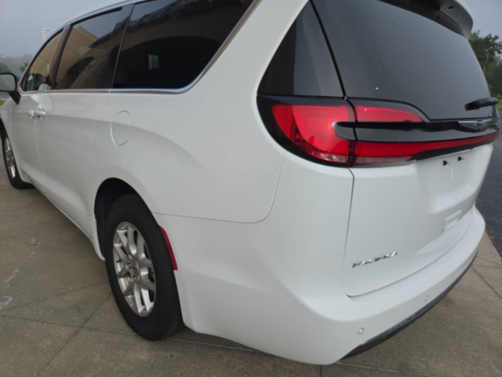 Used 2024 Chrysler Pacifica Touring-L FWD image 13