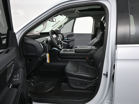 New 2025 Ford Expedition Platinum w/ Driver's Package image 6