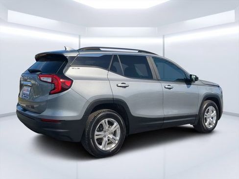 Used 2024 GMC Terrain SLE w/ Driver Convenience Package FWD image 3
