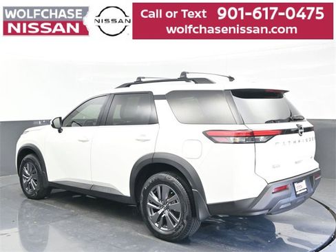 Used 2022 Nissan Pathfinder SV image 3