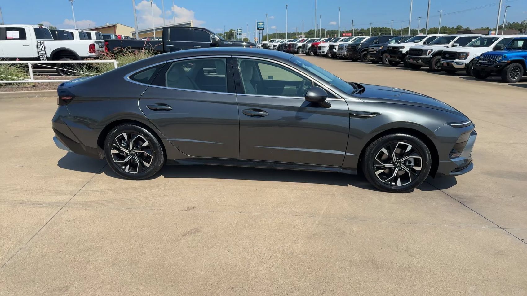 Used 2025 Hyundai Sonata SEL FWD image 2
