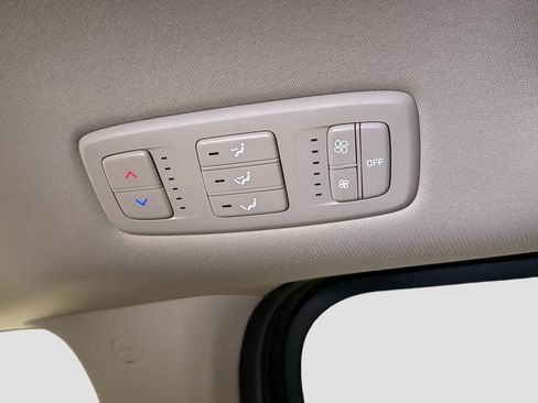 Used 2024 Kia Carnival LX FWD image 27