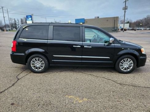Used 2014 Chrysler Town & Country Touring-L w/ Driver Convenience Group image 3