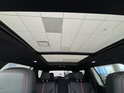 Used 2024 Chevrolet Traverse RS AWD/4WD image 17