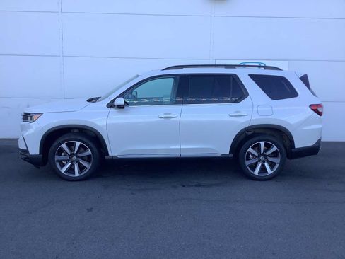 Used 2024 Honda Pilot Touring image 3