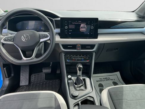 Used 2025 Volkswagen Taos SE w/ Panoramic Sunroof Package AWD/4WD image 10