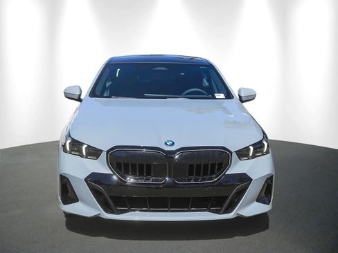 New 2026 BMW 550e xDrive w/ Premium Package image 2