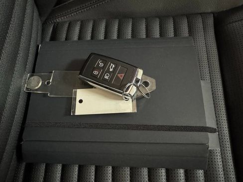 Used 2024 Land Rover Discovery S image 32