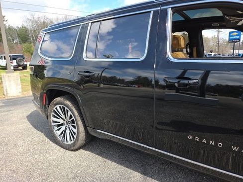 Used 2022 Jeep Grand Wagoneer Series III image 38
