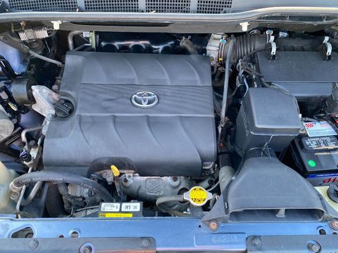 Used 2013 Toyota Sienna XLE w/ Premium Pkg image 37