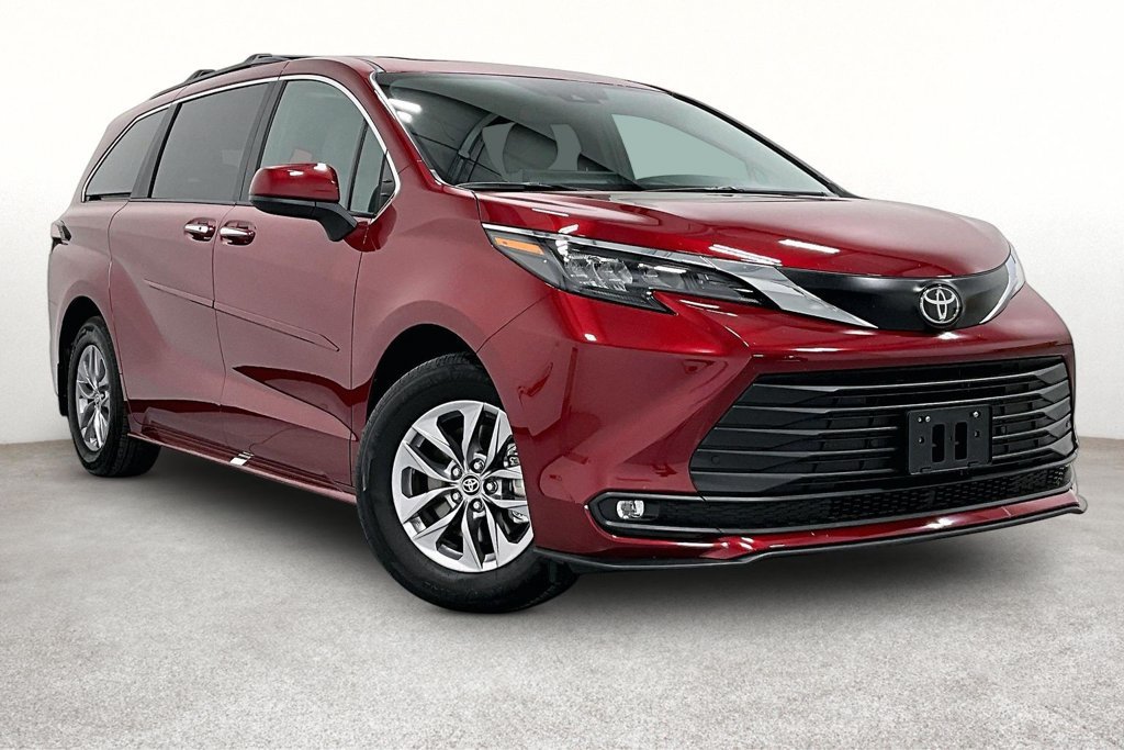 Used 2026 Toyota Sienna XLE FWD image 1