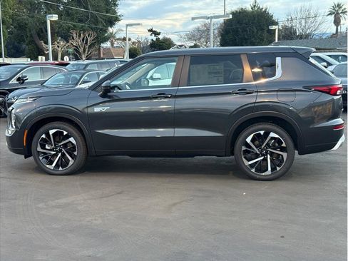 Used 2025 Mitsubishi Outlander SE image 9