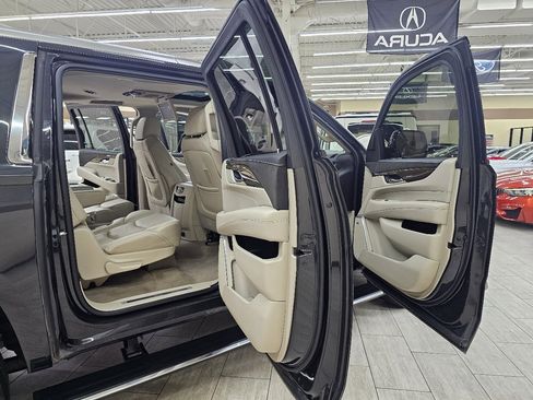 Used 2019 Cadillac Escalade ESV Premium Luxury w/ LPO, Radiant Package image 15