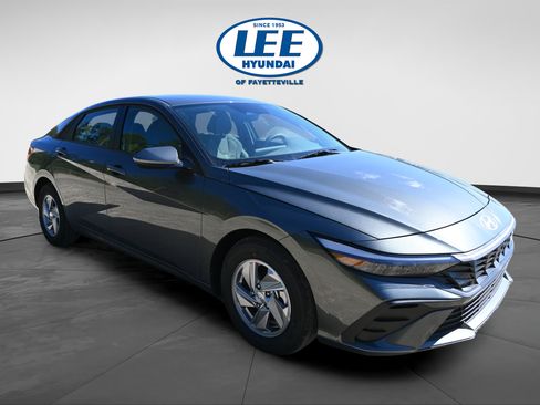 Certified 2025 Hyundai Elantra SE FWD image 1