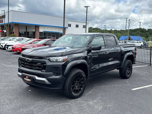 Used 2023 Chevrolet Colorado Trail Boss w/ Technology Package AWD/4WD image 2