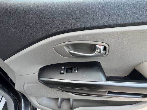 Used 2016 Kia Sedona LX w/ Option Group 020 FWD image 6