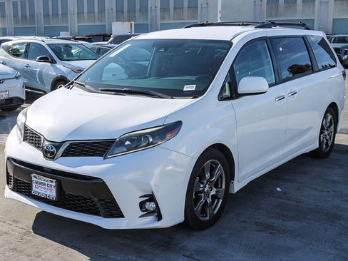 Used 2020 Toyota Sienna SE w/ Carpet Mat Package image 3