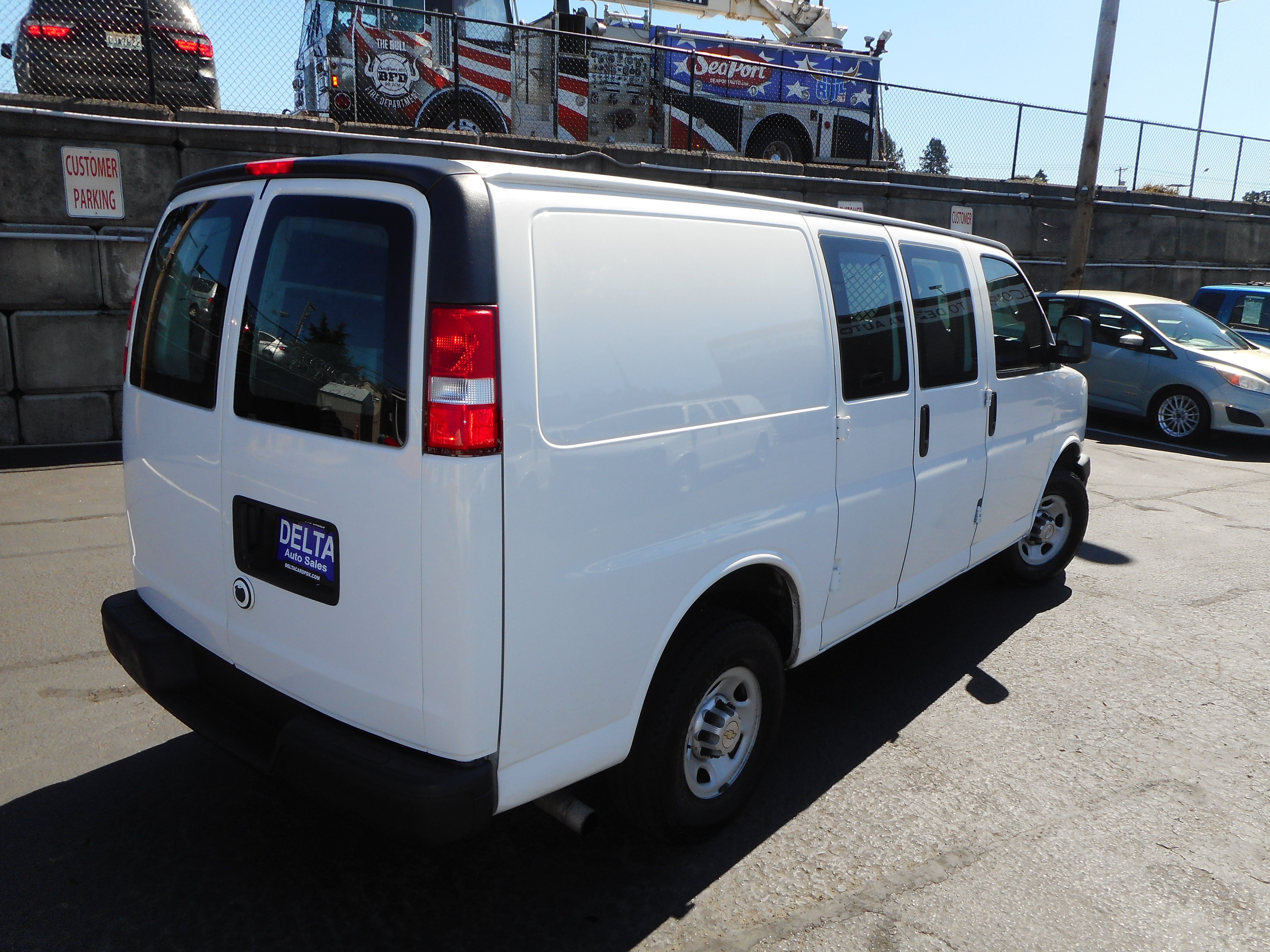 Used 2016 Chevrolet Express 2500 RWD image 8