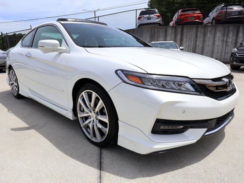 Used 2016 Honda Accord Touring image 9