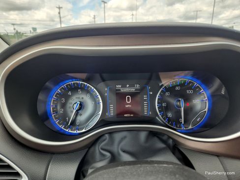 Used 2022 Chrysler Voyager LX image 41