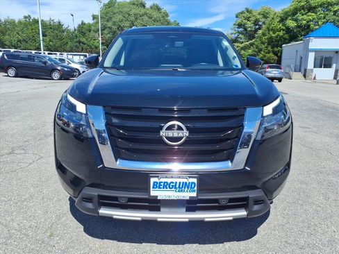 Used 2025 Nissan Pathfinder SL AWD/4WD image 9
