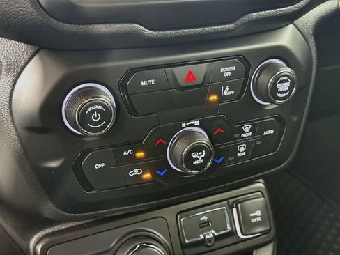 Used 2022 Jeep Renegade Altitude AWD/4WD image 16