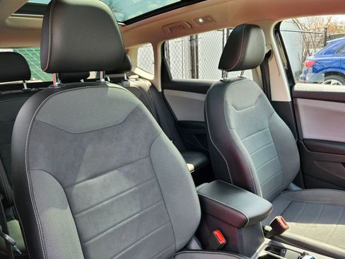 Certified 2022 Volkswagen Taos SE w/ Panoramic Sunroof Package image 17