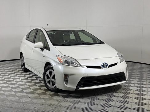 Used 2015 Toyota Prius Two FWD image 2