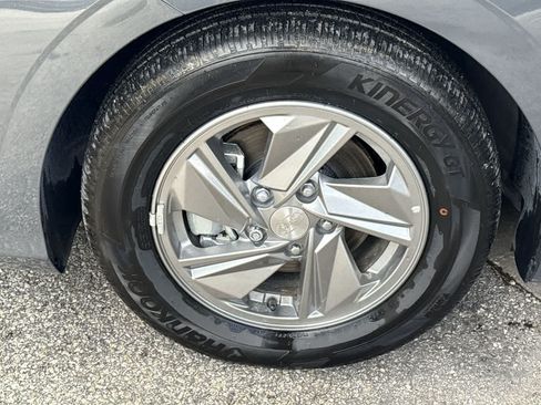 Used 2025 Hyundai Elantra SE FWD image 11
