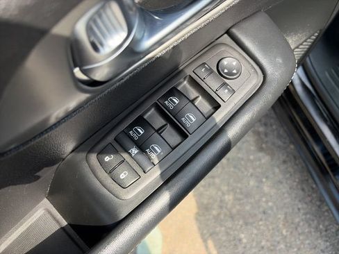 Used 2025 Chrysler Pacifica Select FWD image 26