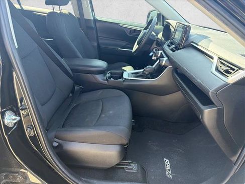 Used 2021 Toyota RAV4 LE FWD image 9