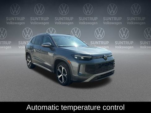 Used 2025 Volkswagen Tiguan SE w/ Panoramic Sunroof Package AWD/4WD image 9