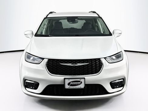 Used 2022 Chrysler Pacifica Touring-L FWD image 4