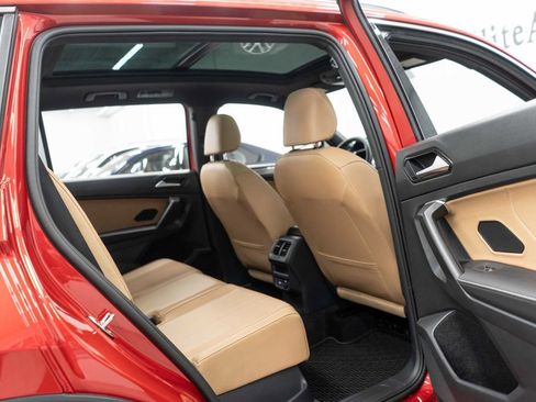 Used 2024 Volkswagen Tiguan SE w/ Panoramic Sunroof Package image 11