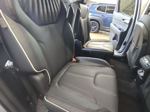Used 2024 Hyundai Palisade Limited FWD image 11