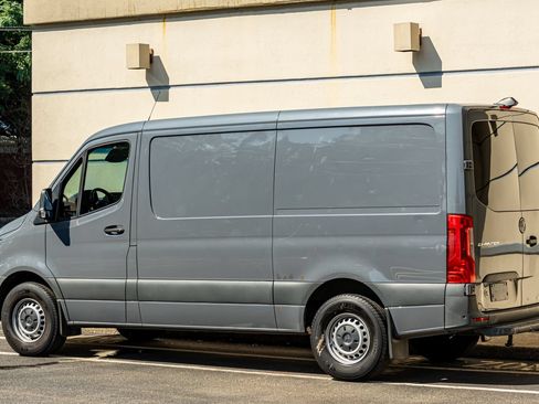 Used 2021 Mercedes-Benz Sprinter 2500 image 6