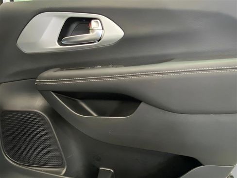 Used 2023 Chrysler Pacifica Touring FWD image 24