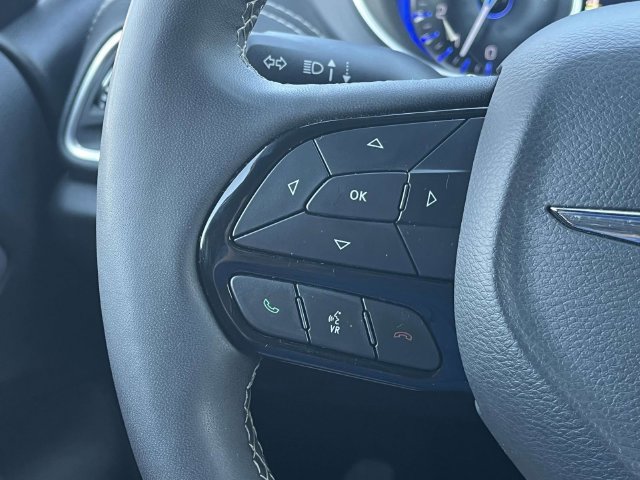 Used 2025 Chrysler Pacifica Limited FWD image 28