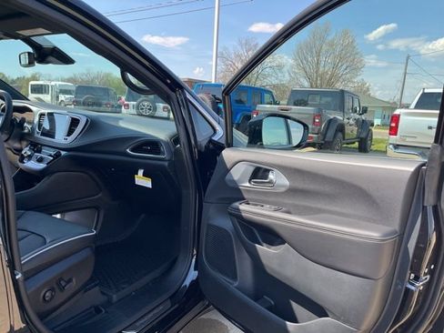 New 2026 Chrysler Pacifica Limited FWD image 16