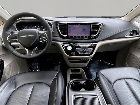Used 2023 Chrysler Pacifica Touring-L FWD image 7