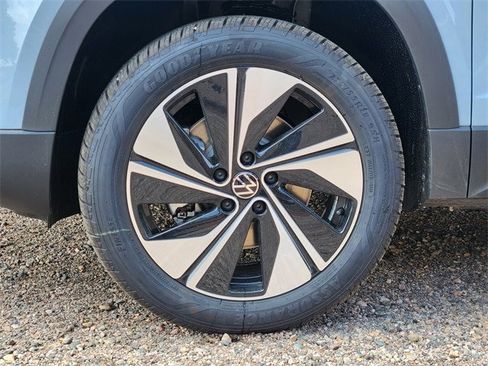 New 2025 Volkswagen Taos SE image 11