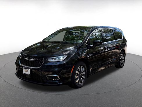 Used 2023 Chrysler Pacifica Touring-L image 7