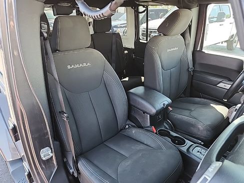 Used 2018 Jeep Wrangler Unlimited Sahara w/ Connectivity Group AWD/4WD image 30