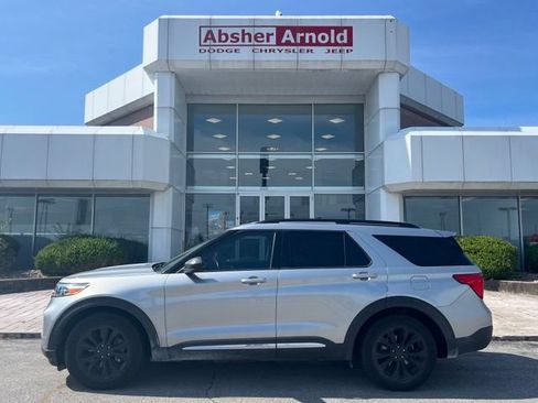 Used 2020 Ford Explorer XLT w/ Equipment Group 202A RWD image 3