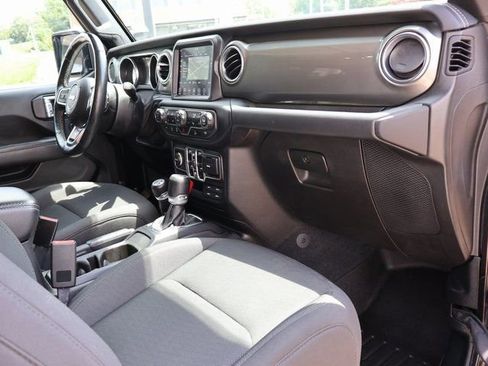 Used 2019 Jeep Wrangler Unlimited Sahara w/ Dual Top Group AWD/4WD image 10