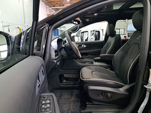 New 2026 Chrysler Pacifica Limited w/ S Appearance Package image 11