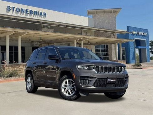 Used 2023 Jeep Grand Cherokee Laredo image 2