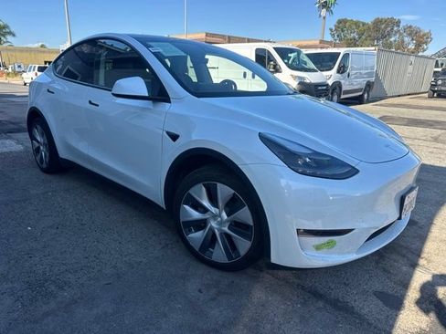 Used 2022 Tesla Model Y Long Range AWD/4WD image 3